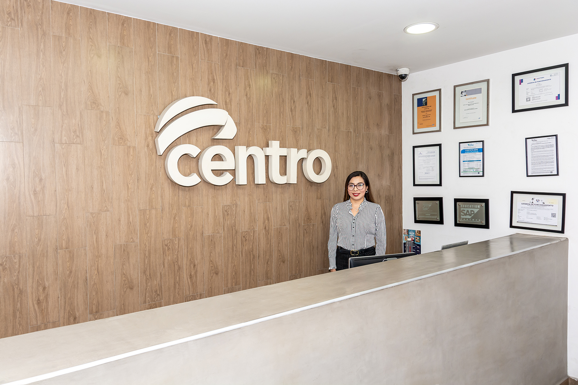 Recepción de CENTRO con el logo institucional
