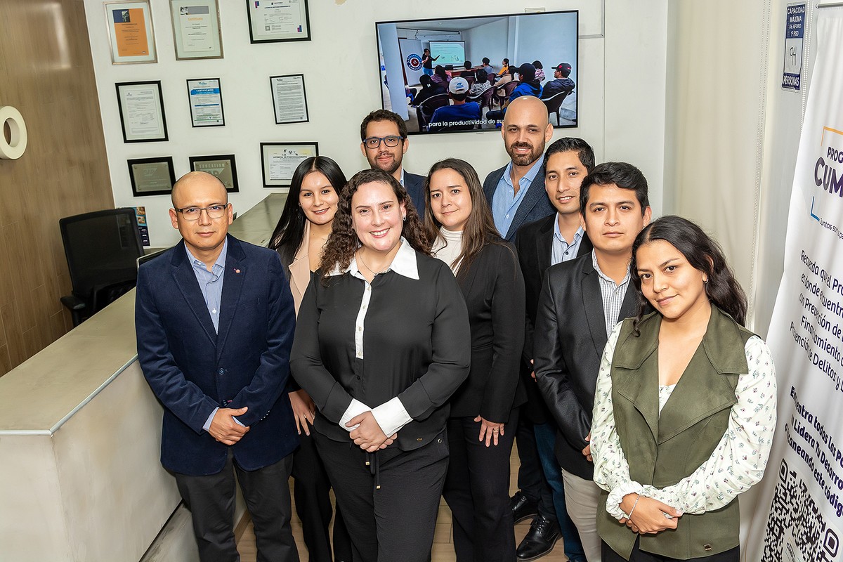 Especialista de CENTRO monitoreando seguridad y ciberseguridad